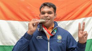 Deepak Kumar poses after winning the silver medal in the 10m Air Rifle men's event on Monday.(PTI) Deepak Kumar poses after winning the silver medal in the 10m Air Rifle men's event on Monday.(PTI)