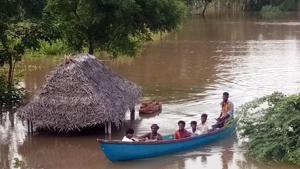 People come out from their houses as floodwaters from Kollidam River surround Muthalaimedu Village in Nagapattinam district of Tamil Nadu.(HT file photo) People come out from their houses as floodwaters from Kollidam River surround Muthalaimedu Village in Nagapattinam district of Tamil Nadu.(HT file photo)