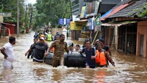 Rescuers evacuate people from a flooded area to a safer place in Aluva in Kerala.(Reuters Photo) Rescuers evacuate people from a flooded area to a safer place in Aluva in Kerala.(Reuters Photo)