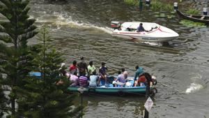 Volunteers rescue people from a submerged residential area at Alappuzha district on August 20.(Raj K Raj/HT PHOTO) Volunteers rescue people from a submerged residential area at Alappuzha district on August 20.(Raj K Raj/HT PHOTO)