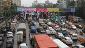 Mulund toll plaza is among the three Mumbai Entry Point toll plazas where no toll will be charged for 34 days, starting August 21, 2018.(Praful Gangurde / HT Photo) Mulund toll plaza is among the three Mumbai Entry Point toll plazas where no toll will be charged for 34 days, starting August 21, 2018.(Praful Gangurde / HT Photo)