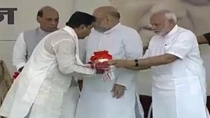 Minister Neelkanth Tiwari will be doing the immersion of ashes on Friday at Varanasi, Prime Minister Narendra Modi’s parliamentary constituency.(Twitter/BJP) Minister Neelkanth Tiwari will be doing the immersion of ashes on Friday at Varanasi, Prime Minister Narendra Modi’s parliamentary constituency.(Twitter/BJP)