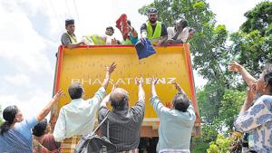 Residents collect food and water from a truck distributing relief materials to those stranded by floods in Pandanad in Alappuzha district, Kerala, August 21, 2018(AFP) Residents collect food and water from a truck distributing relief materials to those stranded by floods in Pandanad in Alappuzha district, Kerala, August 21, 2018(AFP)