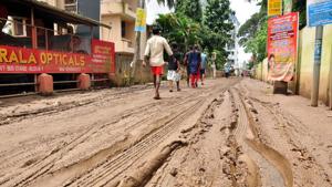 People walk along a muddy road in Kochi, Kerala, August 20, 2018(AFP) People walk along a muddy road in Kochi, Kerala, August 20, 2018(AFP)