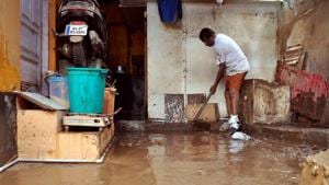 A man cleans the muddy floor of a building in Kochi on August 20.(AFP Photo) A man cleans the muddy floor of a building in Kochi on August 20.(AFP Photo)