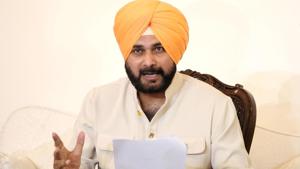 Navjot Singh Sidhu gestures during a press conference in Chandigarh.(HT Photo) Navjot Singh Sidhu gestures during a press conference in Chandigarh.(HT Photo)