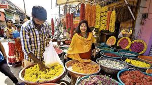 Customers buy flowers at a shop in Chalai Market of Kerala’s Thiruvananthpuram on Thursday ahead of Onam celebrations.(HT Photo) Customers buy flowers at a shop in Chalai Market of Kerala’s Thiruvananthpuram on Thursday ahead of Onam celebrations.(HT Photo)