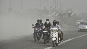 Dust from construction waste on NH-24 in New Delhi.(Ravi Choudhary/HT Photo) Dust from construction waste on NH-24 in New Delhi.(Ravi Choudhary/HT Photo)