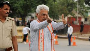 Gurugram-bases businessman Neeraj Diwan volunteered to work as a Road Safety Officer in his spare time after being stuck in traffic jam in the city.(Parveen Kumar / HT Photo) Gurugram-bases businessman Neeraj Diwan volunteered to work as a Road Safety Officer in his spare time after being stuck in traffic jam in the city.(Parveen Kumar / HT Photo)