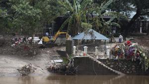 An excavator removes muck caused due to recent floods on the banks of Periyar river, on the outskirts of Kochi in Kerala.(AP Photo) An excavator removes muck caused due to recent floods on the banks of Periyar river, on the outskirts of Kochi in Kerala.(AP Photo)