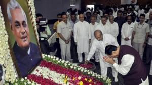 Gujarat chief minister Vijay Rupani pays tribute to the former prime minister Atal Bihari Vajpayee at an all party condolence meeting organised for him, in Ahmedabad on Tuesday.(PTI) Gujarat chief minister Vijay Rupani pays tribute to the former prime minister Atal Bihari Vajpayee at an all party condolence meeting organised for him, in Ahmedabad on Tuesday.(PTI)