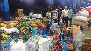 Volunteers of Sri Guru Singh Sabha at the Lokmanya Tilak Terminus (LTT) before leaving for Kerala on Wednesday.(HT Photo) Volunteers of Sri Guru Singh Sabha at the Lokmanya Tilak Terminus (LTT) before leaving for Kerala on Wednesday.(HT Photo)