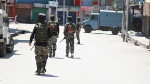 Soldiers stand guard during an encounter in Anantnag.(Waseem Andrab/HT File Photo) Soldiers stand guard during an encounter in Anantnag.(Waseem Andrab/HT File Photo)
