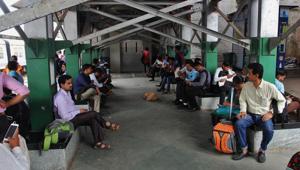 The man who apparently shot the video can be seen asking railway staff to look into the matter only to be told that it is an issue handled by the railway police.(HT Photo/Representative image) The man who apparently shot the video can be seen asking railway staff to look into the matter only to be told that it is an issue handled by the railway police.(HT Photo/Representative image)