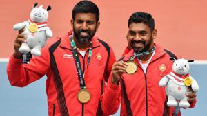 Divij Sharan (R) and Rohan Bopanna (L) pose for photographers during the medal ceremony at the Asian Games 2018.(AFP) Divij Sharan (R) and Rohan Bopanna (L) pose for photographers during the medal ceremony at the Asian Games 2018.(AFP)