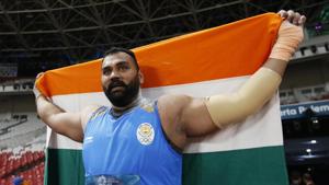 Tajinderpal Singh Toor of India celebrates winning the gold medal.(REUTERS) Tajinderpal Singh Toor of India celebrates winning the gold medal.(REUTERS)