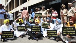 Aam Aadmi Party MLAs protest outside the Vidhan Sabha on the first day of the monsoon session in Chandigarh on Friday.(HT Photo)