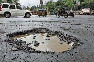 A huge crater at Brahmand junction in Manpada is yet to be filled.(Praful Gangurde/HT) A huge crater at Brahmand junction in Manpada is yet to be filled.(Praful Gangurde/HT)