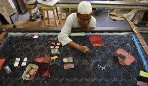 Zardozi artist Mohammad Irfan Ali at his workshop in Old Lucknow.(Subhankar Chakraborty / HT Photo)