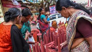 A vendor selling ‘Thrikkakara Appan’, the most important of Onam celebration at Kochi in Kerala on Friday.(PTI Photo) A vendor selling ‘Thrikkakara Appan’, the most important of Onam celebration at Kochi in Kerala on Friday.(PTI Photo)