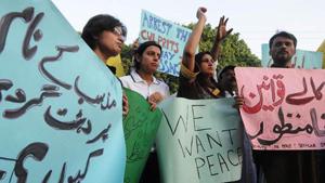 Pakistani civil rights activists protest the killings of Ahmadis outside the attacked community mosque in Lahore on May 30, 2010.(AFP File Photo) Pakistani civil rights activists protest the killings of Ahmadis outside the attacked community mosque in Lahore on May 30, 2010.(AFP File Photo)