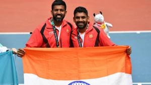 Divij Sharan (R) and Rohan Bopanna (L) pose for photographers during the medal ceremony at the Asian Games 2018.(AFP) Divij Sharan (R) and Rohan Bopanna (L) pose for photographers during the medal ceremony at the Asian Games 2018.(AFP)