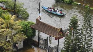 Volunteers rescue people from a submerged residential area at Alappuzha district in Kerala on Monday.(Raj K Raj/HT PHOTO) Volunteers rescue people from a submerged residential area at Alappuzha district in Kerala on Monday.(Raj K Raj/HT PHOTO)