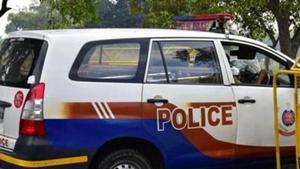 Man attacks cops, breaks PCR van window with axe Man attacks cops, breaks PCR van window with axe