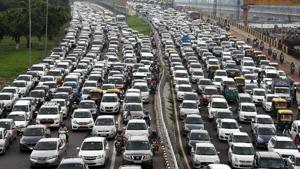 Traffic jam on Nizammudin bridge in New Delhi on Tuesday.(Mohd Zakir/HT Photo) Traffic jam on Nizammudin bridge in New Delhi on Tuesday.(Mohd Zakir/HT Photo)