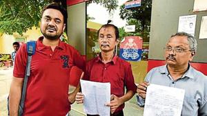 (From left) Gyanesh Narayan, Sandeep Sen and Dhani Ram outside the Sector 20 police station.(Virendra Singh Gosain/HT PHOTO) (From left) Gyanesh Narayan, Sandeep Sen and Dhani Ram outside the Sector 20 police station.(Virendra Singh Gosain/HT PHOTO)