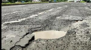The pothole at Shahapur on the Mumbai-Nashik highway.(HT) The pothole at Shahapur on the Mumbai-Nashik highway.(HT)