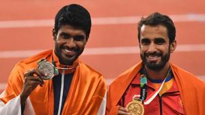 Manjit Singh (right) took the yellow metal in men’s 800 metres and was closely followed by Jinson Johnson who won the silver.(AFP) Manjit Singh (right) took the yellow metal in men’s 800 metres and was closely followed by Jinson Johnson who won the silver.(AFP)