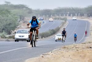 Gurugram-Faridabad road remains popular with cyclists, runners, and bikers but is full of hazards, in Gurugram.(Sanjeev Verma/HT PHOTO) Gurugram-Faridabad road remains popular with cyclists, runners, and bikers but is full of hazards, in Gurugram.(Sanjeev Verma/HT PHOTO)