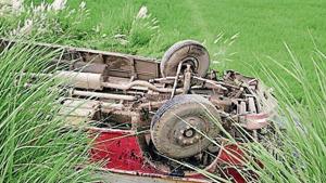 Around 5am, a UPSRTC bus lost balance on the Dadri Kot Luharli highway, skidded into a field and then turned upside down.(HT PHOTO) Around 5am, a UPSRTC bus lost balance on the Dadri Kot Luharli highway, skidded into a field and then turned upside down.(HT PHOTO)