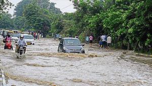Commuters wade through a waterlogged street in Sector 44, on Tuesday.(Sanjeev Verma/HT PHOTO) Commuters wade through a waterlogged street in Sector 44, on Tuesday.(Sanjeev Verma/HT PHOTO)