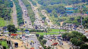 A view of the congestion at Kisan Chowk.(Sunil Ghosh/ht photo) A view of the congestion at Kisan Chowk.(Sunil Ghosh/ht photo)