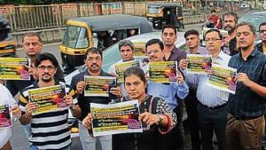 Residents of Ghodbunder Road staged a protest against bad roads last Friday by lining up their cars and blinking their headlights while commuting in a single file to Bhandup.(Praful Gangurde/HT) Residents of Ghodbunder Road staged a protest against bad roads last Friday by lining up their cars and blinking their headlights while commuting in a single file to Bhandup.(Praful Gangurde/HT)