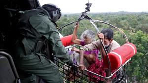 People are airlifted by the Indian Navy soldiers during a rescue operation at a flooded area in Kerala on August 18.(REUTERS) People are airlifted by the Indian Navy soldiers during a rescue operation at a flooded area in Kerala on August 18.(REUTERS)