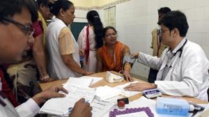 Doctors check the patients at GTB Hospital in East Delhi. Delhi chief minister Arvind Kejriwal on Wednesday said that his government will double the reservation for the patients of the capital in the Delhi Sate Cancer Institute in Guru Teg Bahadur Hospital.(Sonu Mehta/HT PHOTO) Doctors check the patients at GTB Hospital in East Delhi. Delhi chief minister Arvind Kejriwal on Wednesday said that his government will double the reservation for the patients of the capital in the Delhi Sate Cancer Institute in Guru Teg Bahadur Hospital.(Sonu Mehta/HT PHOTO)