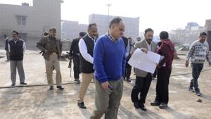 Noida authority chief executive officer Alok Tandon directed contractors to display the layout of the area allotted to them for parking facilities.(Sunil Ghosh / Hindustan Times) Noida authority chief executive officer Alok Tandon directed contractors to display the layout of the area allotted to them for parking facilities.(Sunil Ghosh / Hindustan Times)