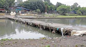 Garbage in Mutha River near Omkareshwar temple in Pune, India, on Tuesday, August 28, 2018.(Rahul Raut / HT Photo) Garbage in Mutha River near Omkareshwar temple in Pune, India, on Tuesday, August 28, 2018.(Rahul Raut / HT Photo)