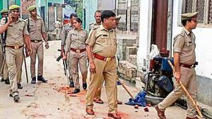 Police personnel were deployed in Kalonda on Wednesday to prevent further clashes. Five persons were injured in the clash.(HT PHOTO) Police personnel were deployed in Kalonda on Wednesday to prevent further clashes. Five persons were injured in the clash.(HT PHOTO)