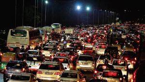 A spell of rain on Wednesday brought traffic to a crawl at Shankar Chowk.on National Highway-48.(Yogendra Kumar/HT PHOTO) A spell of rain on Wednesday brought traffic to a crawl at Shankar Chowk.on National Highway-48.(Yogendra Kumar/HT PHOTO)