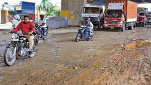 The 300-odd potholes on a mere 700-metre stretch on the highway in Kharar causes severe snarls in the morning and evening.(HT photo) The 300-odd potholes on a mere 700-metre stretch on the highway in Kharar causes severe snarls in the morning and evening.(HT photo)