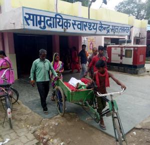 No Stretcher? Parents ferrying their kid( who had a fracture) in a rickshaw after treatment at Mal CHC.(Deepak Gupta/ HT Photo) No Stretcher? Parents ferrying their kid( who had a fracture) in a rickshaw after treatment at Mal CHC.(Deepak Gupta/ HT Photo)