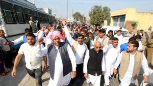 Yashpal Malik, president of All India Jat Aarakshan Sangarsh Samiti (AIJASS), with Jat agitators of Delhi villages, going to submit a memorandum to SDM, after a Dharna, at Najafgarh in New Delhi.(HT File Photo) Yashpal Malik, president of All India Jat Aarakshan Sangarsh Samiti (AIJASS), with Jat agitators of Delhi villages, going to submit a memorandum to SDM, after a Dharna, at Najafgarh in New Delhi.(HT File Photo)