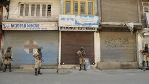 Police imposed curbs in northern and eastern parts of Srinagar to prevent escalation of violence.(Waseem Andrabi/HT Photo) Police imposed curbs in northern and eastern parts of Srinagar to prevent escalation of violence.(Waseem Andrabi/HT Photo)