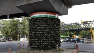 Nearly half a dozen pillars of the Hindon elevated road have already been painted near the Hindon stretch adjacent to GT Road.(Mohd Zakir/HT PHOTO) Nearly half a dozen pillars of the Hindon elevated road have already been painted near the Hindon stretch adjacent to GT Road.(Mohd Zakir/HT PHOTO)