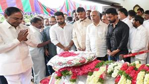 Telangana chief minister K Chandrashekar Rao with Andhra Pradesh chief minister N Chandrababu Naidu pay their tribute to former Rajya Sabha MP Nandamuri Harikrishna, who died due to a road accident in Nalgonda, in Hyderabad on Wednesday.(PTI) Telangana chief minister K Chandrashekar Rao with Andhra Pradesh chief minister N Chandrababu Naidu pay their tribute to former Rajya Sabha MP Nandamuri Harikrishna, who died due to a road accident in Nalgonda, in Hyderabad on Wednesday.(PTI)