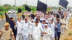 Jat protesters taking out a protest march on the national highway-9 in Hisar district.(HT Photo) Jat protesters taking out a protest march on the national highway-9 in Hisar district.(HT Photo)